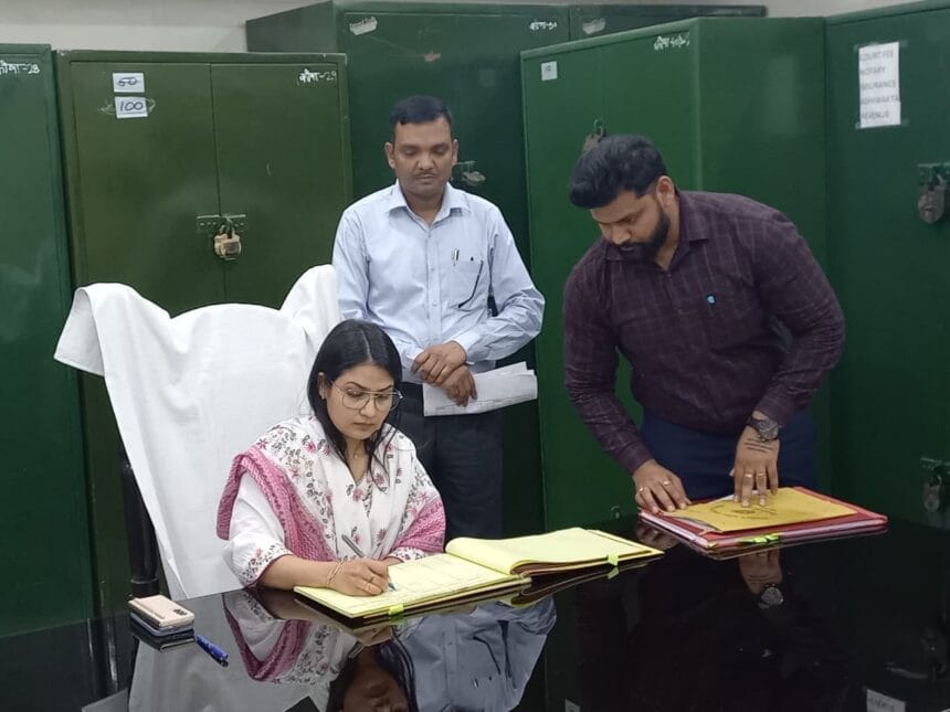 Hapur: IAS कविता मीना ने संभाली जिलाधिकारी की कुर्सी; नई चुनौतियों और विकास कार्यों पर रहेंगी नजर