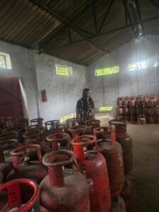 Greater Noida: घंघोला स्थित शिव साईं गैस एजेंसी पर डीएम का छापा; लापरवाही पर भड़कीं जिलाधिकारी, सुरक्षा और स्टॉक में मिली खामियों पर सख्त कार्रवाई के निर्देश