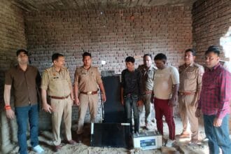 Greater Noida: सूरजपुर पुलिस मुठभेड़ में दो शातिर चोरों के पैर में लगी गोली; गिरोह के 4 सदस्य गिरफ्तार, ड्रिल मशीन से फोड़ते थे घरों के ताले ,तिलपता और देवला की चोरियां खुलीं।