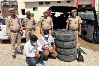 Greater Noida: स्कॉर्पियो के चारों टायर ले उड़े थे चोर, दादरी पुलिस ने घेराबंदी कर 2 को दबोचा; हथियार और कार बरामद