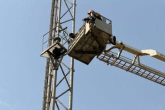 नोएडा: मां की डांट से नाराज होकर मोबाइल टावर पर चढ़ी युवती; सेक्टर-63 में घंटों चला हाई वोल्टेज ड्रामा, पुलिस ने हाइड्रोलिक प्लेटफॉर्म से उतारा