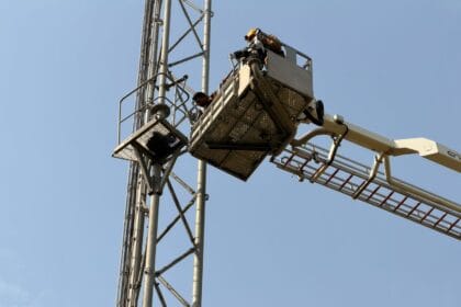 नोएडा: मां की डांट से नाराज होकर मोबाइल टावर पर चढ़ी युवती; सेक्टर-63 में घंटों चला हाई वोल्टेज ड्रामा, पुलिस ने हाइड्रोलिक प्लेटफॉर्म से उतारा