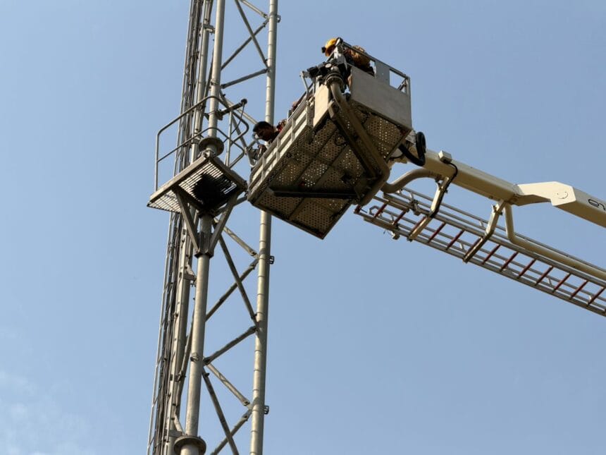 नोएडा: मां की डांट से नाराज होकर मोबाइल टावर पर चढ़ी युवती; सेक्टर-63 में घंटों चला हाई वोल्टेज ड्रामा, पुलिस ने हाइड्रोलिक प्लेटफॉर्म से उतारा