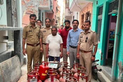 दादरी: रिहायशी इलाके में चल रहा था मौत का कारोबार; घरेलू सिलेंडरों से अवैध रिफिलिंग करते धरा गया आरोपी, 15 सिलेंडर बरामद