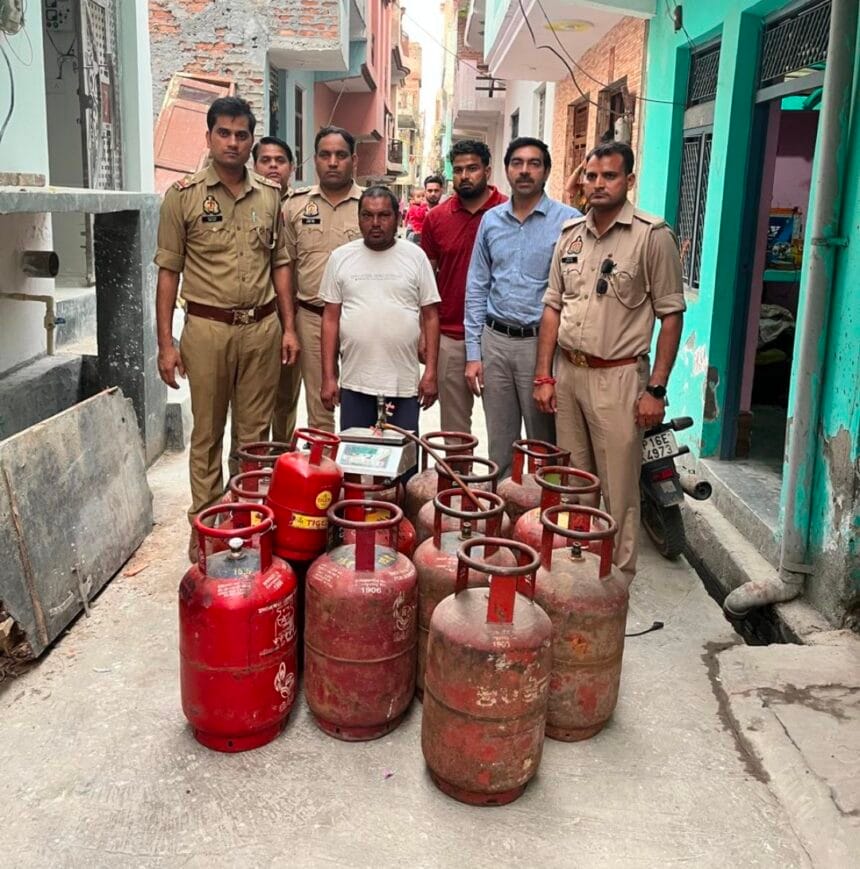 दादरी: रिहायशी इलाके में चल रहा था मौत का कारोबार; घरेलू सिलेंडरों से अवैध रिफिलिंग करते धरा गया आरोपी, 15 सिलेंडर बरामद