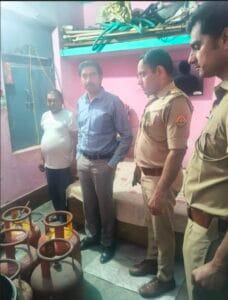 दादरी: रिहायशी इलाके में चल रहा था मौत का कारोबार; घरेलू सिलेंडरों से अवैध रिफिलिंग करते धरा गया आरोपी, 15 सिलेंडर बरामद