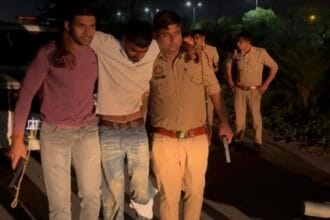 दनकौर: खेत पर किसान को गोली मारने वाला बदमाश पुलिस मुठभेड़ में घायल; जवाबी कार्रवाई में पैर में लगी गोली, तमंचा और बाइक बरामद