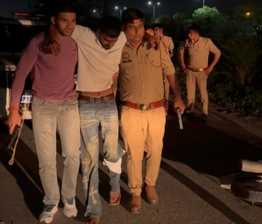 दनकौर: खेत पर किसान को गोली मारने वाला बदमाश पुलिस मुठभेड़ में घायल; जवाबी कार्रवाई में पैर में लगी गोली, तमंचा और बाइक बरामद