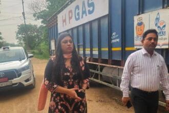 Greater Noida: घंघोला स्थित शिव साईं गैस एजेंसी पर डीएम का छापा; लापरवाही पर भड़कीं जिलाधिकारी, सुरक्षा और स्टॉक में मिली खामियों पर सख्त कार्रवाई के निर्देश