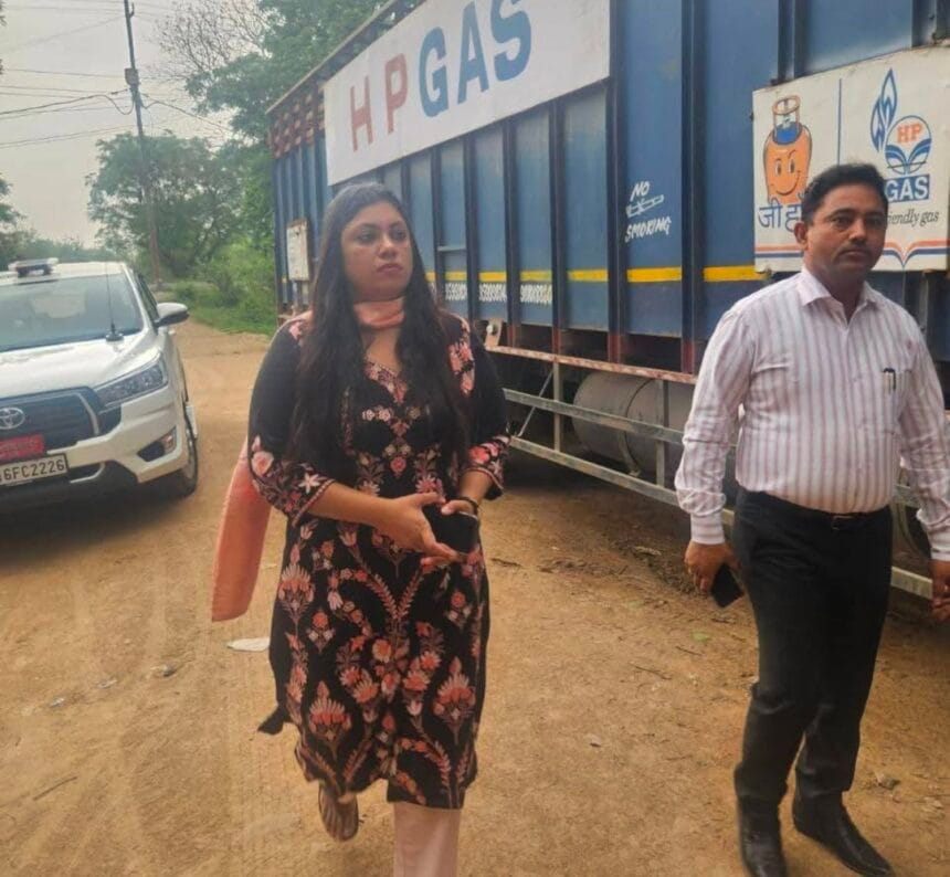 Greater Noida: घंघोला स्थित शिव साईं गैस एजेंसी पर डीएम का छापा; लापरवाही पर भड़कीं जिलाधिकारी, सुरक्षा और स्टॉक में मिली खामियों पर सख्त कार्रवाई के निर्देश