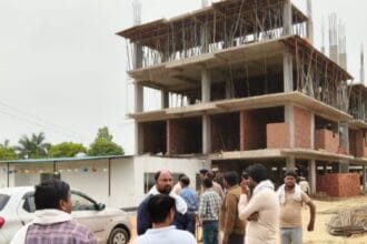 ग्रेटर नोएडा प्राधिकरण का कड़ा एक्शन: वैदपुरा और खोदना कलां में अवैध निर्माण पर चला 'हंटर', कई बहुमंजिला इमारतें सील