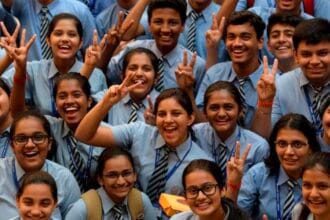 यूपी बोर्ड रिजल्ट 2026: नोएडा के देवेश कुमार और हिमांशी शर्मा बने जिला टॉपर 