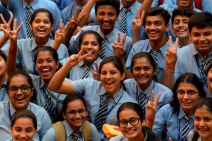 यूपी बोर्ड रिजल्ट 2026: नोएडा के देवेश कुमार और हिमांशी शर्मा बने जिला टॉपर 