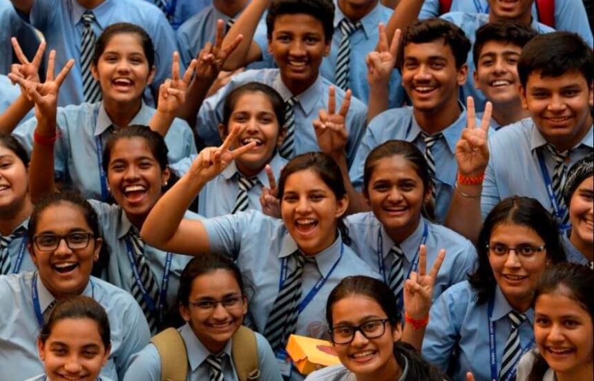 यूपी बोर्ड रिजल्ट 2026: नोएडा के देवेश कुमार और हिमांशी शर्मा बने जिला टॉपर 