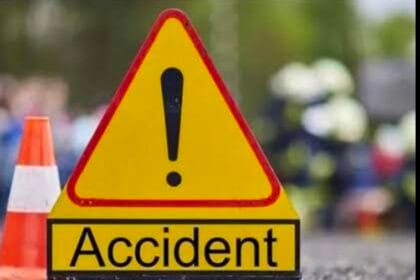 दादरी सड़क हादसा: आकिलपुर गांव निवासी युवक की मौत, पलटी ट्रॉली देखने रुके थे, तेज रफ्तार कार बनी काल