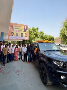 बिसरख में बृजभूषण शरण सिंह की बेटी शालिनी सिंह का भव्य स्वागत: शिव मंदिर में किया जलाभिषेक; सरकारी स्कूल के बच्चों को बांटे स्मार्ट बोर्ड