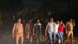 ग्रेटर नोएडा में मुठभेड़: जगतफार्म से चेन लूटने वाला शातिर बदमाश मुठभेड़ में घायल; चोरी की अपाचे और सोने की चेन बरामद