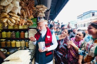 राजनीति से परे समाज और अर्थव्यवस्था की कहानी: मोदी, झालमुड़ी और 'कॉमन मैन कनेक्ट' का बड़ा संदेश