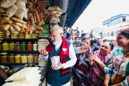 राजनीति से परे समाज और अर्थव्यवस्था की कहानी: मोदी, झालमुड़ी और 'कॉमन मैन कनेक्ट' का बड़ा संदेश