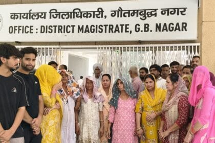 ग्रेटर नोएडा: 14 साल के दिव्यांग बेटे को इंसाफ दिलाने कलेक्ट्रेट पहुँची मां, ससुरालियों पर खाना-पानी न देने का आरोप; जांच शुरू
