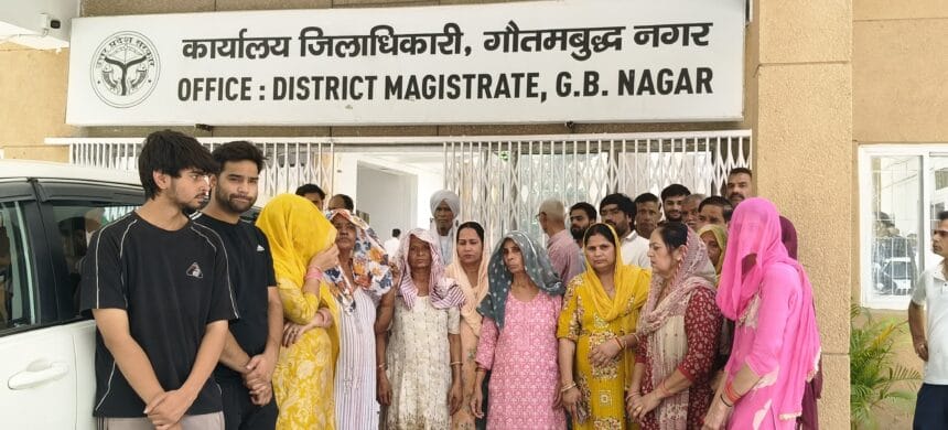ग्रेटर नोएडा: 14 साल के दिव्यांग बेटे को इंसाफ दिलाने कलेक्ट्रेट पहुँची मां, ससुरालियों पर खाना-पानी न देने का आरोप; जांच शुरू