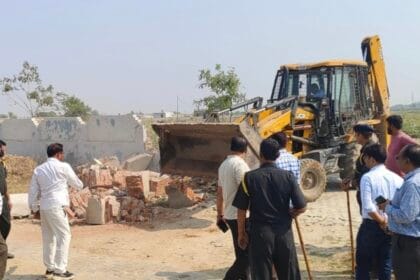 ग्रेटर नोएडा प्राधिकरण का बुल्डोजर एक्शन: ननवा का राजपुर में ₹40 करोड़ की सरकारी जमीन अतिक्रमण मुक्त; अवैध प्लॉटिंग ध्वस्त