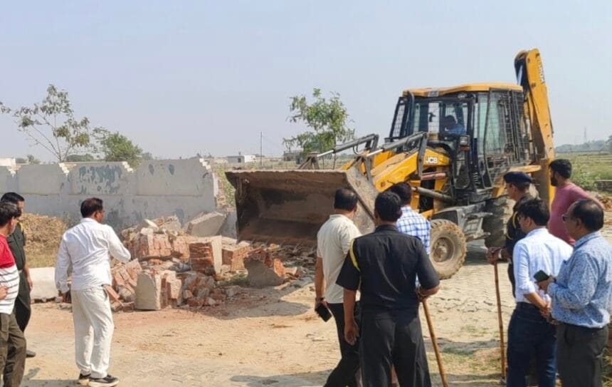 ग्रेटर नोएडा प्राधिकरण का बुल्डोजर एक्शन: ननवा का राजपुर में ₹40 करोड़ की सरकारी जमीन अतिक्रमण मुक्त; अवैध प्लॉटिंग ध्वस्त