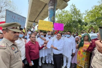 Greater Noida: 44 गांवों के किसानों का फूटा गुस्सा! शेष 4% आबादी भूखंड के लिए प्राधिकरण पर निकाला 'मौन जुलूस'; शासन से अंतिम मंजूरी न मिलने पर दी बड़े आंदोलन की चेतावनी