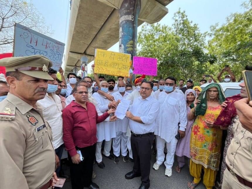 Greater Noida: 44 गांवों के किसानों का फूटा गुस्सा! शेष 4% आबादी भूखंड के लिए प्राधिकरण पर निकाला 'मौन जुलूस'; शासन से अंतिम मंजूरी न मिलने पर दी बड़े आंदोलन की चेतावनी