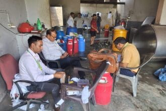 नोएडा-ग्रेनो में बड़ी कार्रवाई: हल्दीराम समेत कई डेरियों पर खाद्य विभाग का छापा; 5 सैंपल लिए, 300 किलो 'जहरीला' पनीर मौके पर कराया नष्ट