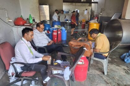 नोएडा-ग्रेनो में बड़ी कार्रवाई: हल्दीराम समेत कई डेरियों पर खाद्य विभाग का छापा; 5 सैंपल लिए, 300 किलो 'जहरीला' पनीर मौके पर कराया नष्ट