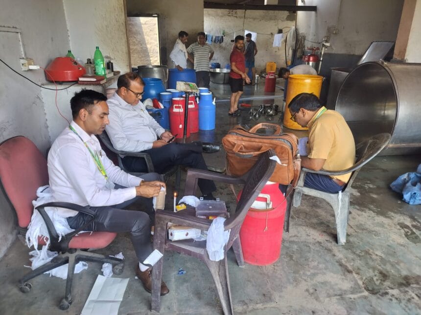 नोएडा-ग्रेनो में बड़ी कार्रवाई: हल्दीराम समेत कई डेरियों पर खाद्य विभाग का छापा; 5 सैंपल लिए, 300 किलो 'जहरीला' पनीर मौके पर कराया नष्ट