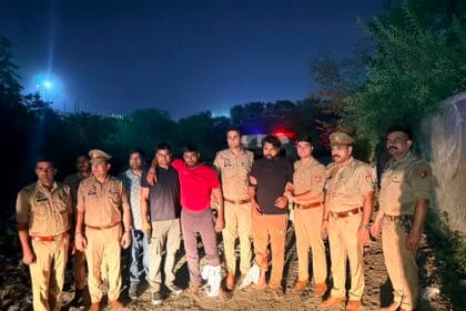 बादलपुर में मर्डर के महज 24 घंटे बाद पुलिस मुठभेड़: पड़ोसी जीवन किशोर की हत्या करने वाले विवेक और विशाल पैर में गोली लगने से घायल; बिना नंबर की बाइक और तमंचे बरामद