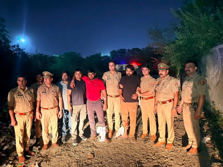 बादलपुर में मर्डर के महज 24 घंटे बाद पुलिस मुठभेड़: पड़ोसी जीवन किशोर की हत्या करने वाले विवेक और विशाल पैर में गोली लगने से घायल; बिना नंबर की बाइक और तमंचे बरामद