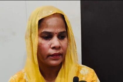 ग्रेटर नोएडा में अमानवीयता: अस्पताल से बीमार बच्चे को लेकर लौटी महिला को ससुराल वालों ने घर से निकाला, रातभर एंबुलेंस में भूखी-प्यासी बैठी रही पीड़िता