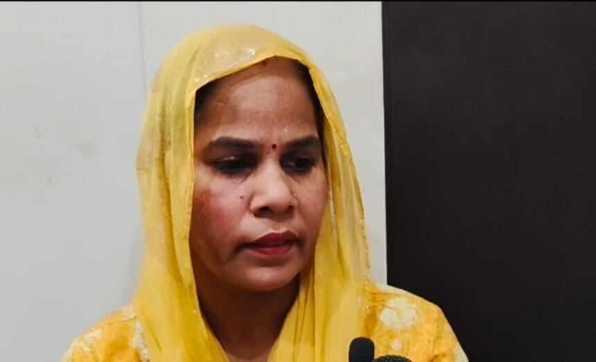 ग्रेटर नोएडा में अमानवीयता: अस्पताल से बीमार बच्चे को लेकर लौटी महिला को ससुराल वालों ने घर से निकाला, रातभर एंबुलेंस में भूखी-प्यासी बैठी रही पीड़िता