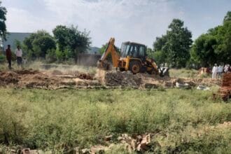 भू-माफियाओं पर ग्रेनो प्राधिकरण का बड़ा एक्शन; खोदना खुर्द में बुल्डोजर चलाकर मुक्त कराई 12 करोड़ की जमीन