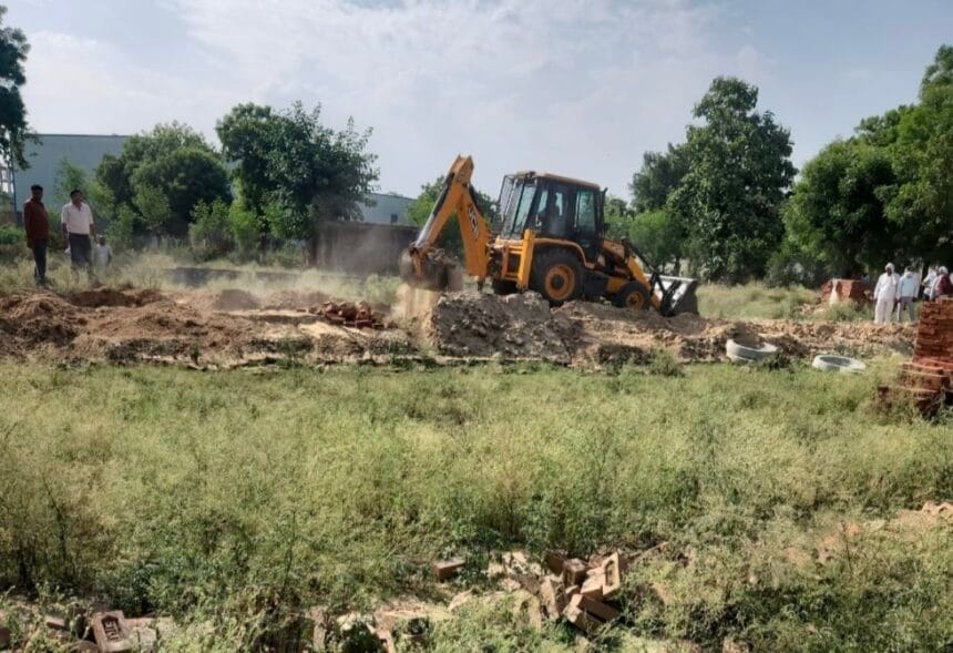 भू-माफियाओं पर ग्रेनो प्राधिकरण का बड़ा एक्शन; खोदना खुर्द में बुल्डोजर चलाकर मुक्त कराई 12 करोड़ की जमीन