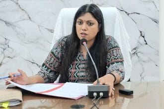 गौतमबुद्धनगर: DM मेधा रूपम का बड़ा एक्शन, 3 करोड़ की सरकारी जमीन हड़पने वाली महिला लेखपाल सस्पेंड