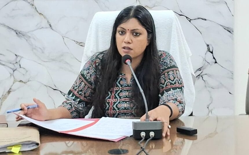 गौतमबुद्धनगर: DM मेधा रूपम का बड़ा एक्शन, 3 करोड़ की सरकारी जमीन हड़पने वाली महिला लेखपाल सस्पेंड