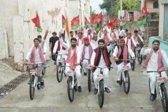 परिवर्तन का संकल्प' लेकर सड़कों पर उतरी समाजवादी पार्टी; दादरी में पर्यावरण संदेश के साथ साइकिल यात्रा का भव्य आगाज़