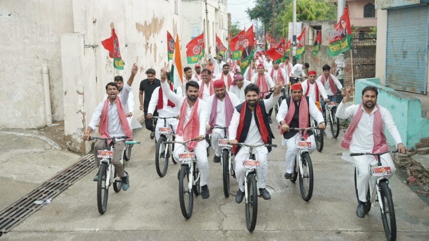 परिवर्तन का संकल्प' लेकर सड़कों पर उतरी समाजवादी पार्टी; दादरी में पर्यावरण संदेश के साथ साइकिल यात्रा का भव्य आगाज़