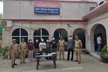 ग्रेटर नोएडा: अमेरिकी नागरिकों को चूना लगाने वाले 'हाईटेक' गिरोह का पर्दाफाश, चेरी काउंटी सोसाइटी से 4 युवतियों समेत 6 गिरफ्तार