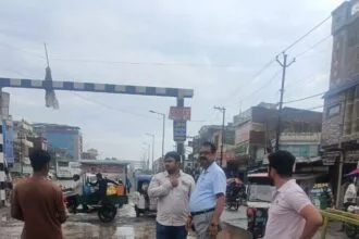 ग्रेटर नोएडा: कलाधाम सोसाइटी हादसे के बाद जागी अथॉरिटी, CEO की चेतावनी- सड़क पर गड्ढा या खुला मैनहोल मिला तो अधिकारियों पर होगी सख्त कार्रवाई