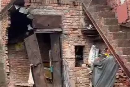नोएडा-दादरी में बारिश का कहर: किदवई नगर में भरभराकर ढहा मकान, मलबे में दबी किशोरी; सेक्टर-62 में बिल्डिंग का हिस्सा गिरने से कारें चकनाचूर