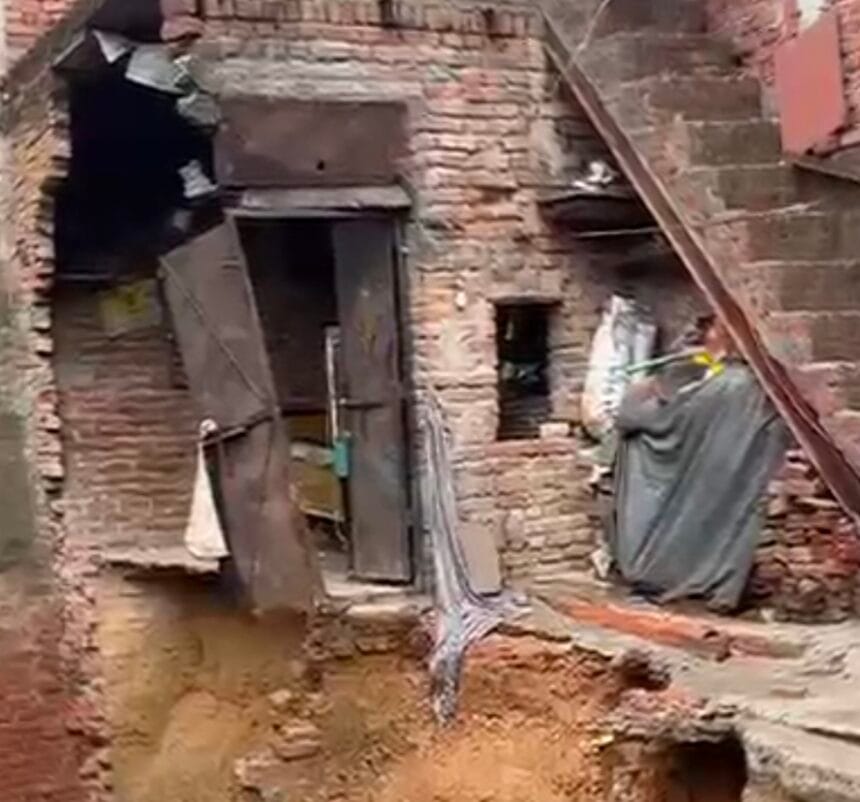 नोएडा-दादरी में बारिश का कहर: किदवई नगर में भरभराकर ढहा मकान, मलबे में दबी किशोरी; सेक्टर-62 में बिल्डिंग का हिस्सा गिरने से कारें चकनाचूर