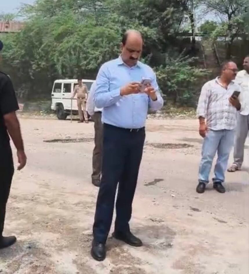 यमुना प्राधिकरण का महा-एक्शन: अलीगढ़ के टप्पल में ₹450 करोड़ की जमीन से हटा अवैध कब्जा, 'हरित वाटिका' समेत कई कॉलोनियों पर चला बुलडोजर