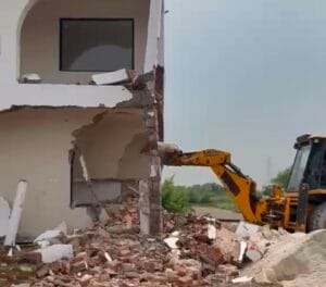 ग्रेटर नोएडा: यमुना प्राधिकरण का बुलडोजर एक्शन! चपरगढ़ में ₹250 करोड़ की 50,000 वर्ग मीटर सरकारी जमीन कब्जा मुक्त