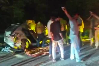 यमुना एक्सप्रेसवे पर भीषण सड़क हादसा: अनियंत्रित ट्रक डिवाइडर तोड़ कार पर गिरा; रक्षाबंधन मनाकर दिल्ली लौट रहे 4 लोगों की मौत