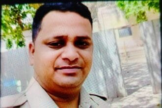 नोएडा में इमरजेंसी कॉल पर जा रही UP 112 PRV गाड़ी दुर्घटनाग्रस्त; पायलट कपिल तोमर की दर्दनाक मौत